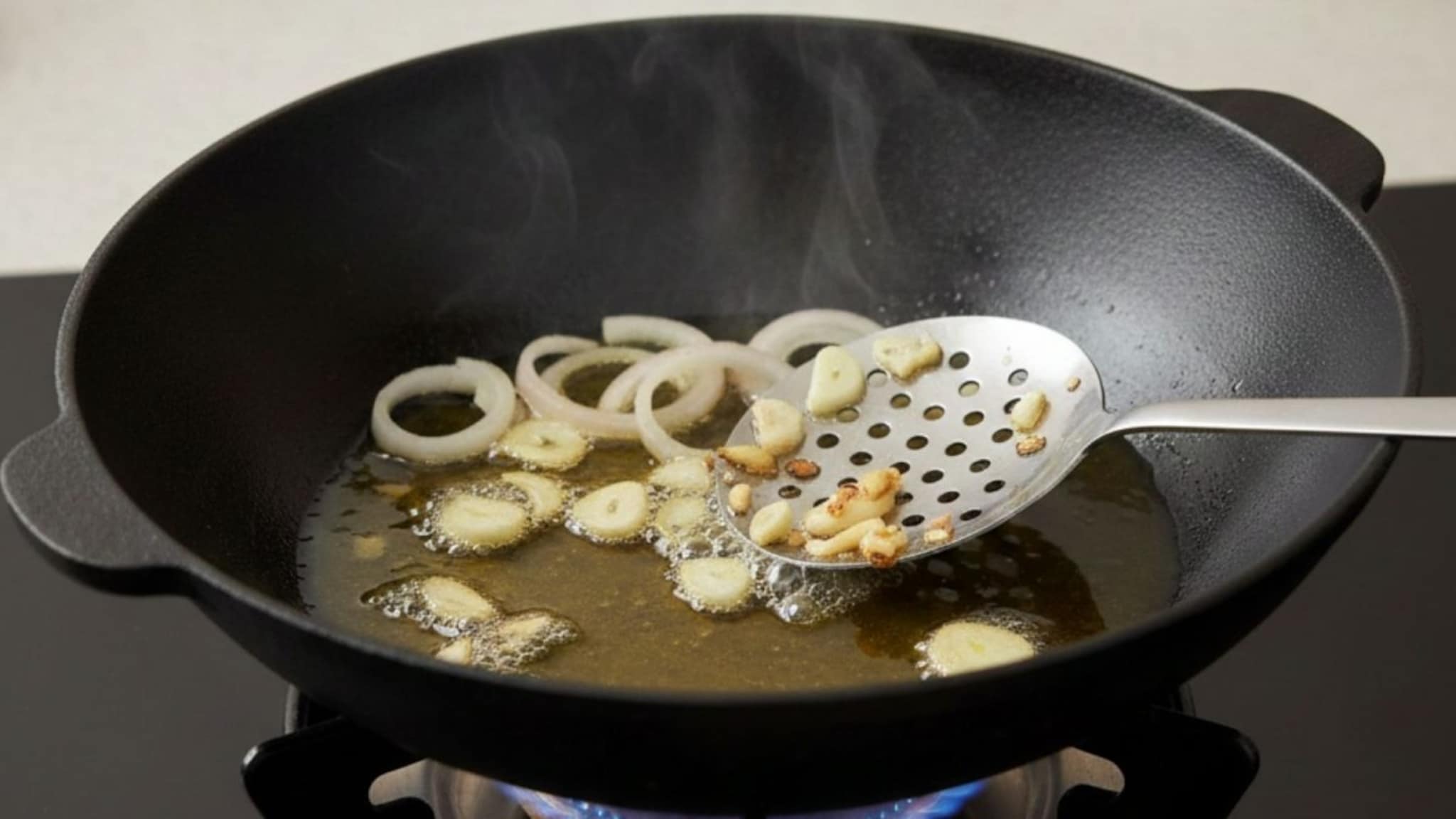 Kitchen Tips : लसूण की कांदा, फोडणीत पहिलं काय टाकायचं? क्रम चुकला तर बिघडते चव