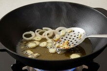 Kitchen Tips : लसूण की कांदा, फोडणीत पहिलं काय टाकायचं? क्रम चुकला तर बिघडते चव