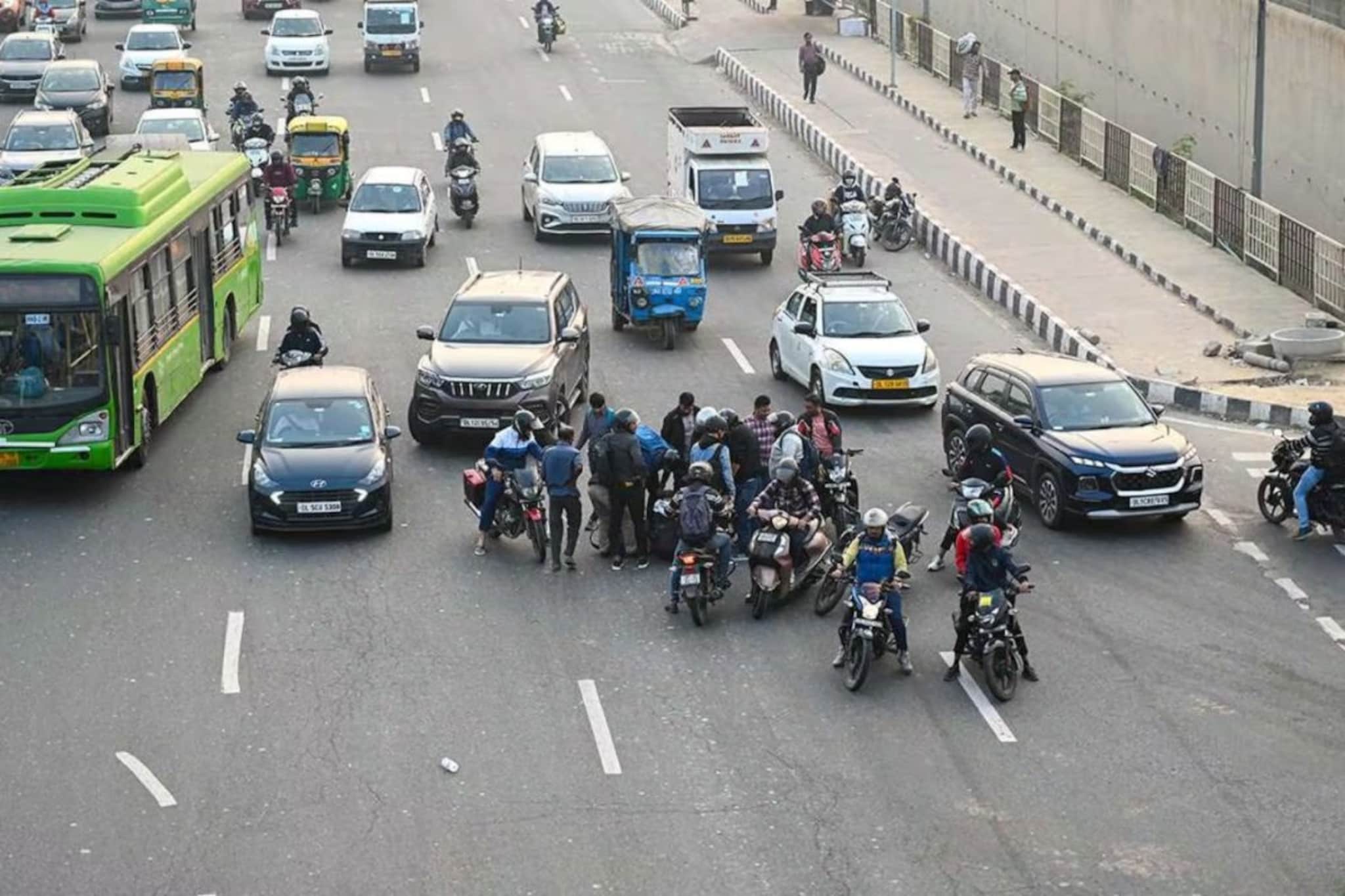 काय आहे गोल्डन अवर? रस्ते अपघातात जीव वाचवण्यासाठी 60 मिनिटे का ठरतात निर्णायक काय आहे गोल्डन अवर? रस्ते अपघातात जीव वाचवण्यासाठी 60 मिनिटे का ठरतात निर्णायक