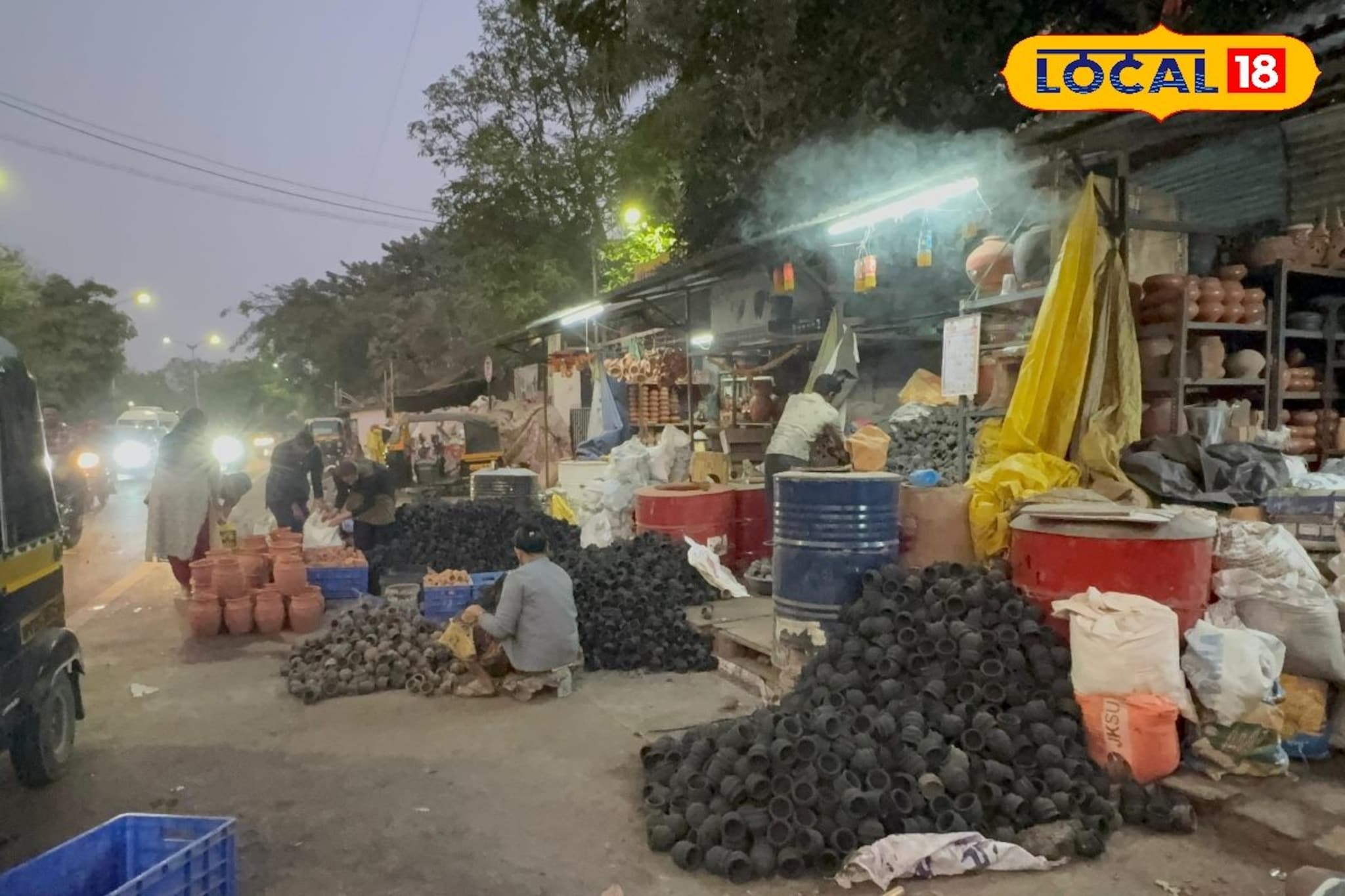 परंपरा जपणारा कुंभारवाडा अडचणीत, मकरसंक्रांतीच्या खणांना अपेक्षित मागणी नाही; ने परंपरा जपणारा कुंभारवाडा अडचणीत, मकरसंक्रांतीच्या खणांना अपेक्षित मागणी नाही; ने