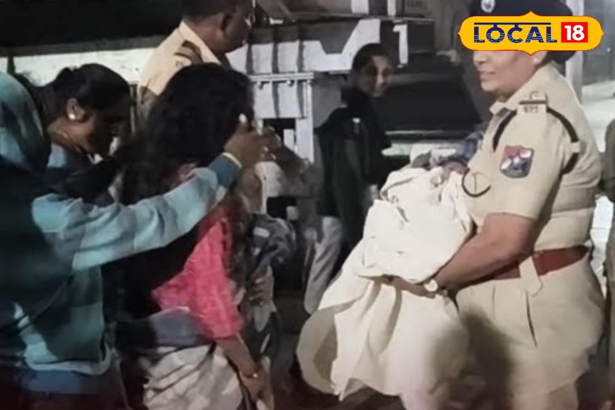 लोकलच्या गोंधळात घुमला नवजात बाळाचा आवाज; गर्भवतीची डब्यातच प्रसूती