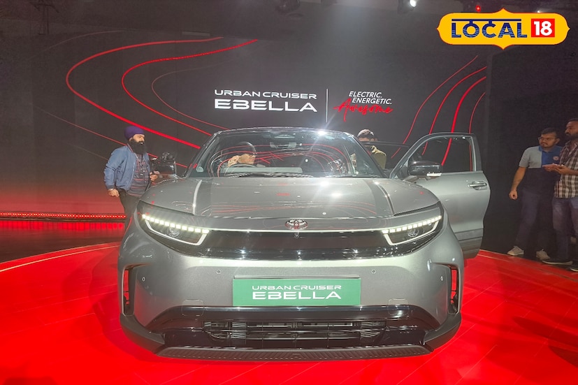 भारतीय इलेक्ट्रिक वाहन बाजारात मोठा टर्निंग पॉईंट ठरवत टोयोटा किर्लोस्कर मोटरने आज आपली पहिली पूर्णपणे इलेक्ट्रिक SUV ‘टोयोटा अर्बन क्रूझर ईव्ही’ ( toyota urban cruiser ev) लाँच केली आहे. आतापर्यंत हायब्रिड आणि हायड्रोजन तंत्रज्ञानावर भर देणाऱ्या टोयोटाने अखेर ईव्ही सेगमेंटमध्ये उडी घेतली असून, टाटा, महिंद्रा आणि सुझुकीनंतर आता टोयोटाही थेट स्पर्धेत उतरली आहे. एकेकाळी इलेक्ट्रिक कारला विरोध करणाऱ्या टोयोटाने आज ही कार भारतीय ग्राहकांसमोर आणत आपली ठाम भूमिका बदलल्याचे स्पष्ट झाले आहे.