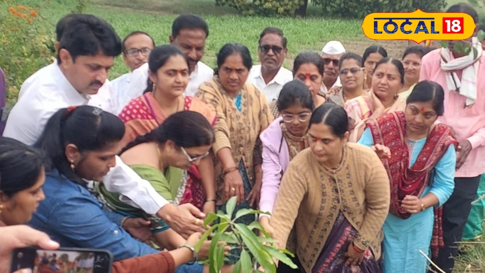 पाचव्या दिवशीच केला विधी पूर्ण, वृक्षारोपणातून मातृस्मृती जपणारे भानुसे कुटुंब ‎