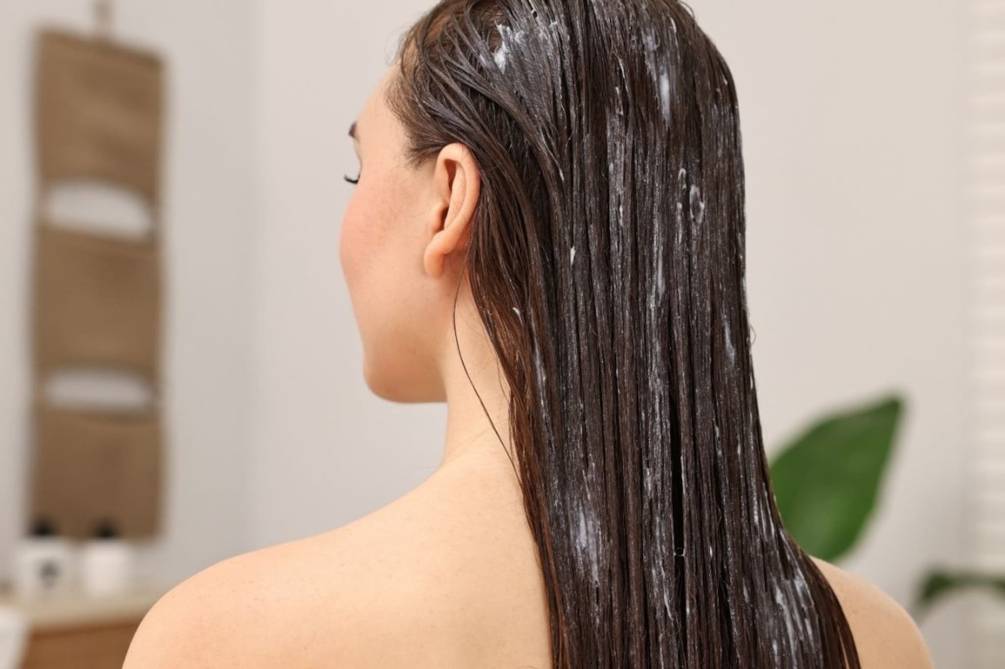 बापरे! केस स्ट्रेट केल्याने किडनी फेल होण्याचा धोका; डॉक्टरांनी सांगितलं कनेक्शन