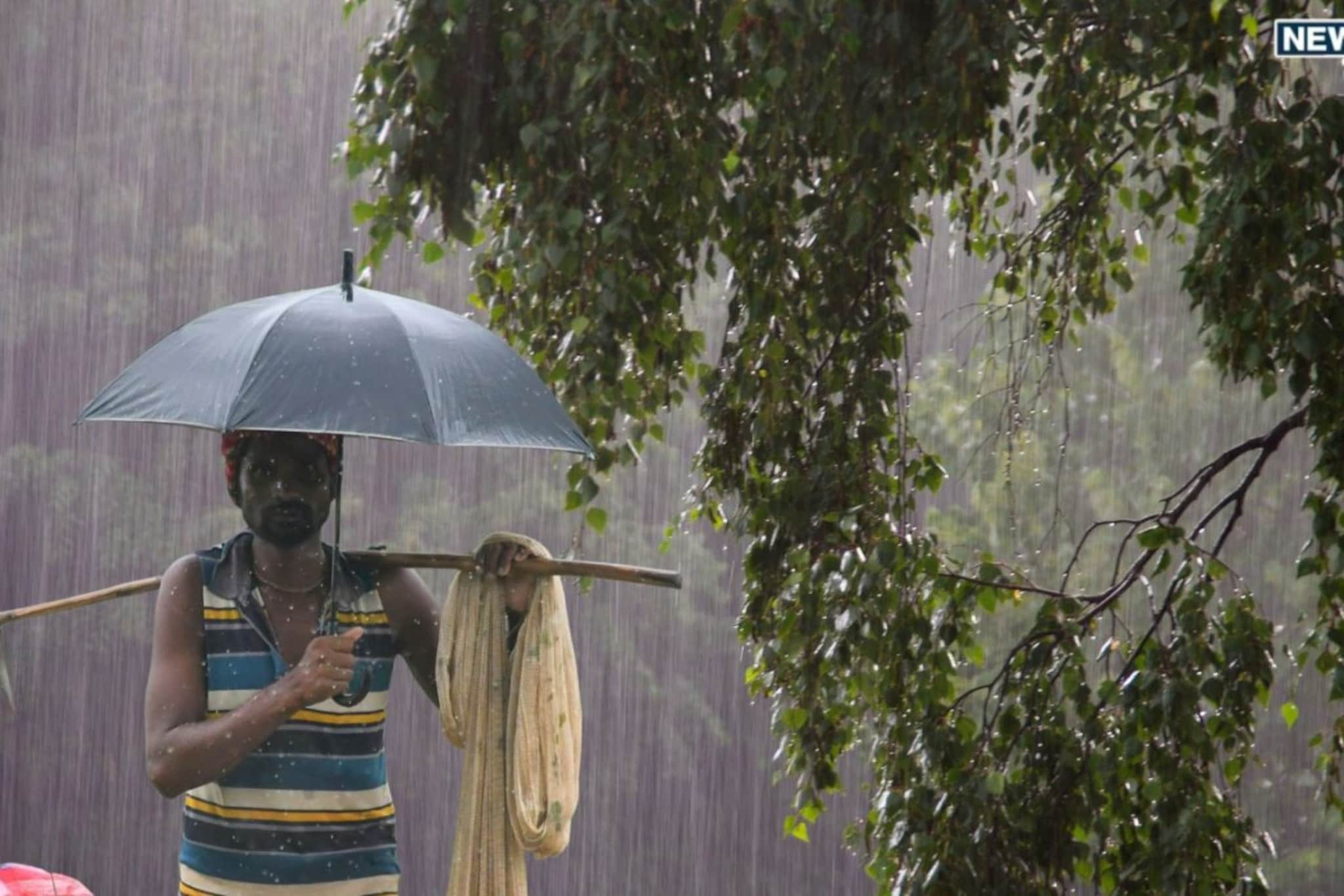 समुद्र खवळला, महाराष्ट्राच्या दिशेनं येतंय मोठं संकट, ४८ तास कसं राहील हवामान? समुद्र खवळला, महाराष्ट्राच्या दिशेनं येतंय मोठं संकट, ४८ तास कसं राहील हवामान?