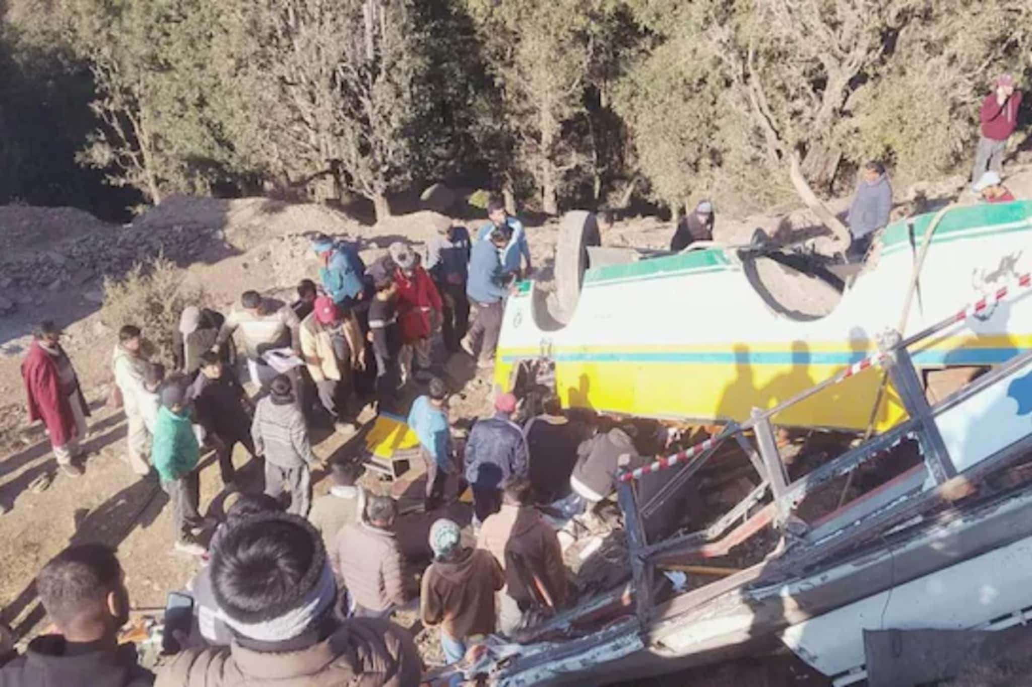 खासगी बस 60 मीटर दरीत कोसळली, 12 जण जागेवर ठार; 33 प्रवासी गंभीर जखमी खासगी बस 60 मीटर दरीत कोसळली, 12 जण जागेवर ठार; 33 प्रवासी गंभीर जखमी