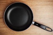 पॅनच्या हँडलला होल फक्त लटकवण्यासाठी नाही; आहे वेगळाच वापर, कुणालाच माहिती नसेल