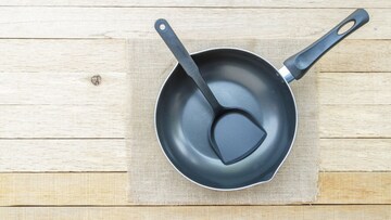 पॅनच्या हँडलला होल फक्त लटकवण्यासाठी नाही; आहे वेगळाच वापर, कुणालाच माहिती नसेल