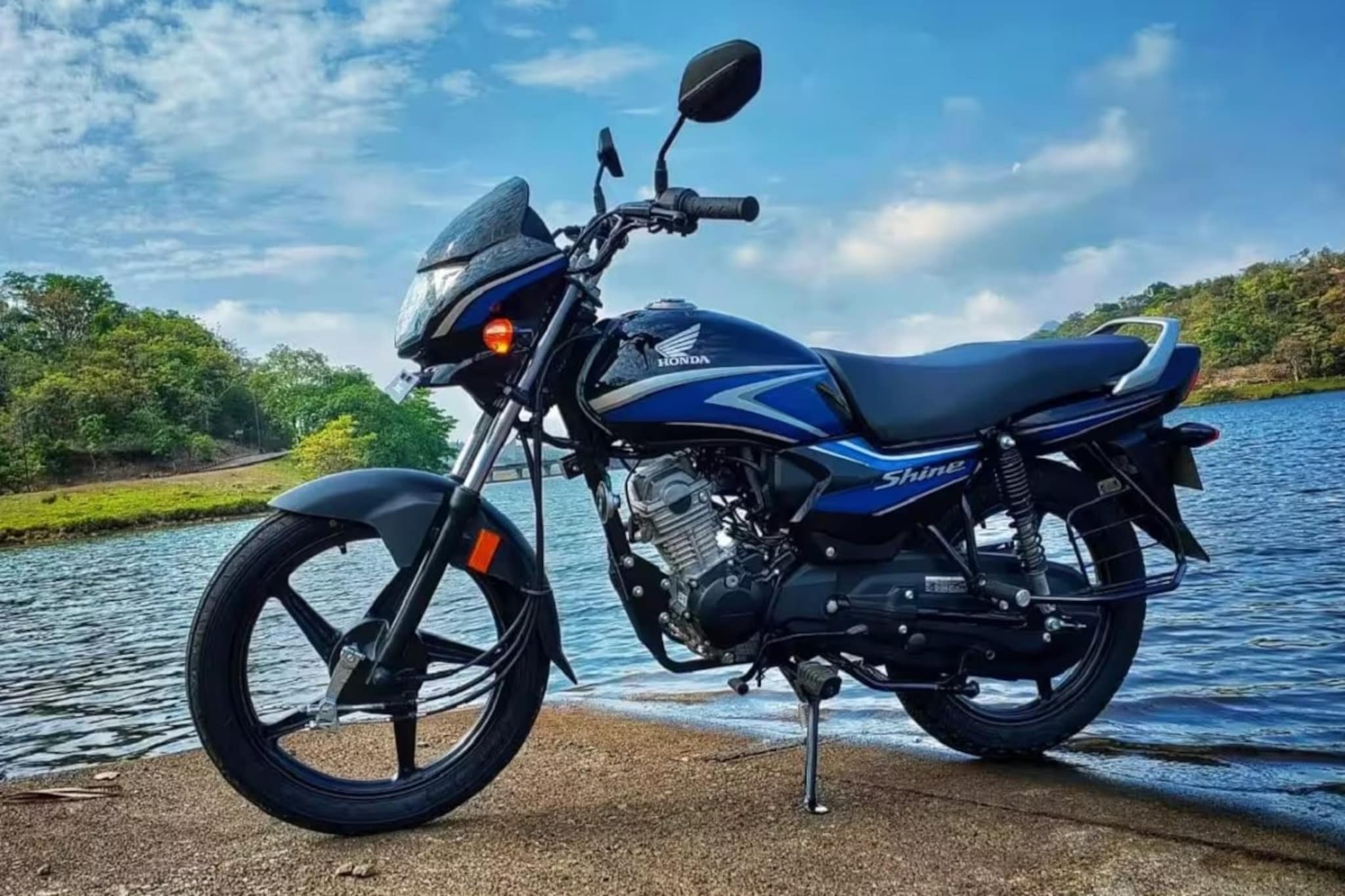 1 लीटर पेट्रोलमध्ये 65 KM चालते, Hero Splendor ला टक्कर देते ही स्वस्त बाईक