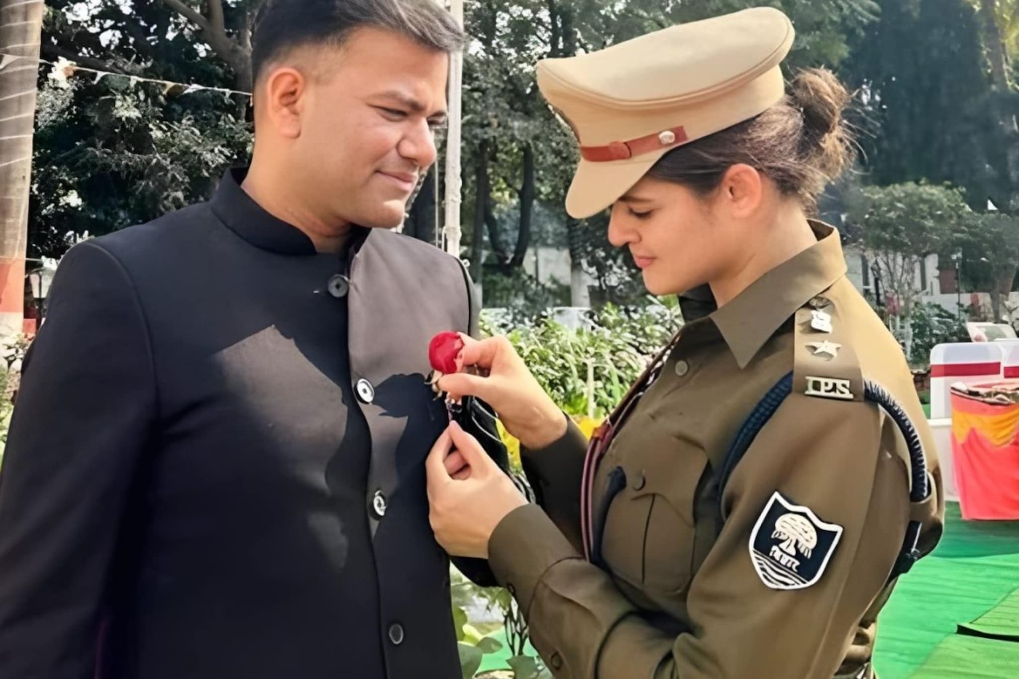 '2 स्टेट्स'पेक्षाही भारी IAS-IPS अधिकाऱ्यांची Love Story; पत्नी पतीपेक्षा मोठी '2 स्टेट्स'पेक्षाही भारी IAS-IPS अधिकाऱ्यांची Love Story; पत्नी पतीपेक्षा मोठी
