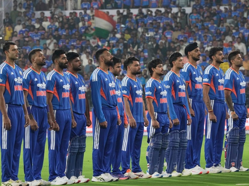 सूर्यकुमार यादवच्या या निर्णयावर अनेकांनी आश्चर्य व्यक्त केलं. टॉसला अवघी काही मिनिटं शिल्लक असताना भारताचे महान क्रिकेटपटू सुनिल गावसकर यांनीही सूर्याला सल्ला दिला होता. टी-20 वर्ल्ड कपआधीचा हा शेवटचा सामना आहे, त्यामुळे कोणतेही प्रयोग करायची गरज नाही, असं गावसकर म्हणाले. सूर्यकुमार यादवच्या या निर्णयावर अनेकांनी आश्चर्य व्यक्त केलं. टॉसला अवघी काही मिनिटं शिल्लक असताना भारताचे महान क्रिकेटपटू सुनिल गावसकर यांनीही सूर्याला सल्ला दिला होता. टी-20 वर्ल्ड कपआधीचा हा शेवटचा सामना आहे, त्यामुळे कोणतेही प्रयोग करायची गरज नाही, असं गावसकर म्हणाले.