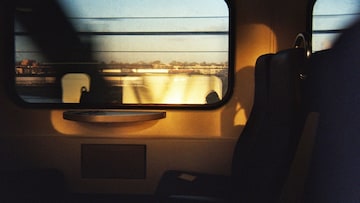 ट्रेनमधील ही खास सीट सगळ्यांना हवी असते; सर्वाधिक डिमांड, मजेत होतो प्रवास ट्रेनमधील ही खास सीट सगळ्यांना हवी असते; सर्वाधिक डिमांड, मजेत होतो प्रवास