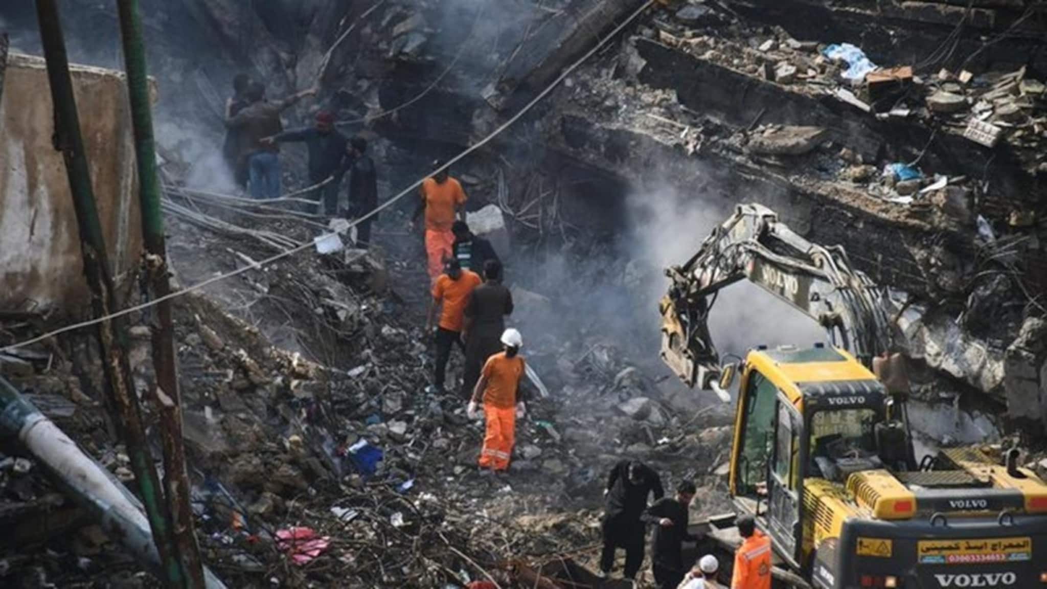 दुकानाच्या बंद शटरमागे 61 जणांचा होरपळून कोळसा; काळजाचा थरकाप उडवणारे अग्नितांडवाचे PHOTO