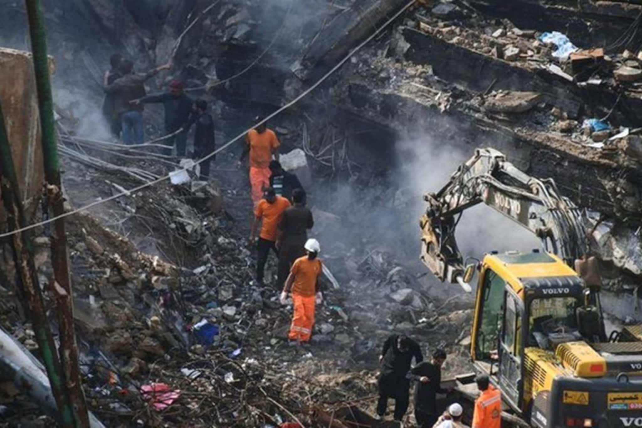 दुकानाच्या बंद शटरमागे 61 जणांचा होरपळून कोळसा; काळजाचा थरकाप उडवणारे अग्नितांडव