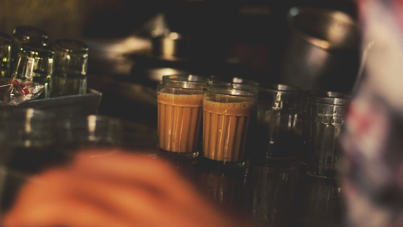 चहा म्हणताच अनेकांना चहा हवाहवासा झाला असेल. भारतात चहाप्रेमींची कमी नाही. त्यामुळे तुम्हाला रस्त्यावर, ऑफिसमध्ये, स्टेशनवर, बस स्टँडवर जाल तिथं चहाची टपरी, चहाचं दुकान किंवा चहावाला दिसेल. कुठे चहा चांगला मिळतो, कुठे नाही याची माहितीही चहाप्रेमींना असते. शक्यतो लोक जिथं चांगला चहा मिळतो तिथंच जातात. पण आम्ही तुम्हाला सांगितलं की एक असं ठिकाण जिथं खराब चाय मिळतो तरी लोकांची गर्दी असते, तर? चहा म्हणताच अनेकांना चहा हवाहवासा झाला असेल. भारतात चहाप्रेमींची कमी नाही. त्यामुळे तुम्हाला रस्त्यावर, ऑफिसमध्ये, स्टेशनवर, बस स्टँडवर जाल तिथं चहाची टपरी, चहाचं दुकान किंवा चहावाला दिसेल. कुठे चहा चांगला मिळतो, कुठे नाही याची माहितीही चहाप्रेमींना असते. शक्यतो लोक जिथं चांगला चहा मिळतो तिथंच जातात. पण आम्ही तुम्हाला सांगितलं की एक असं ठिकाण जिथं खराब चाय मिळतो तरी लोकांची गर्दी असते, तर?