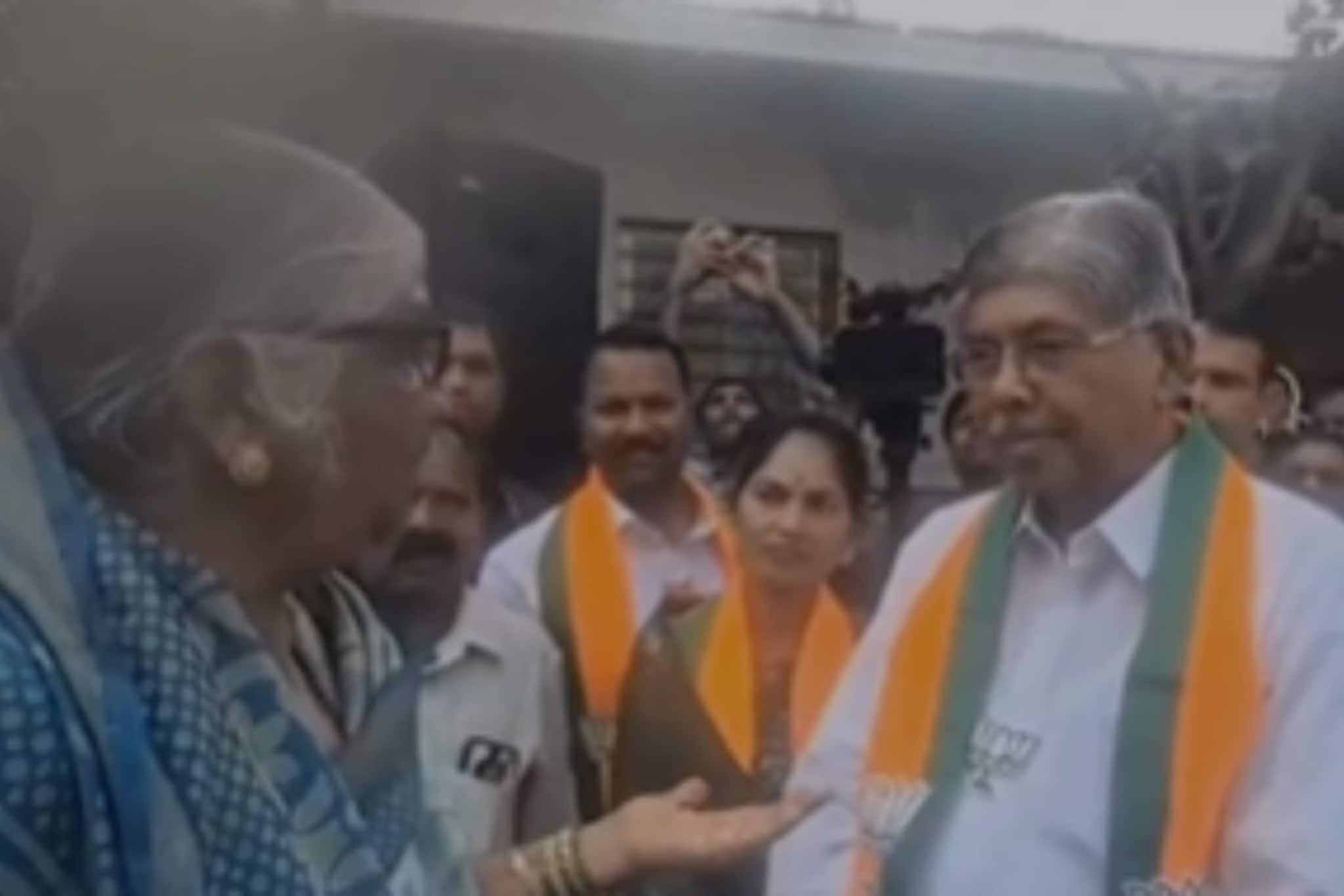 आजीने थेट भाजप मंत्र्याची अडवली वाट; नाद खुळा व्हिडीओ व्हायरल