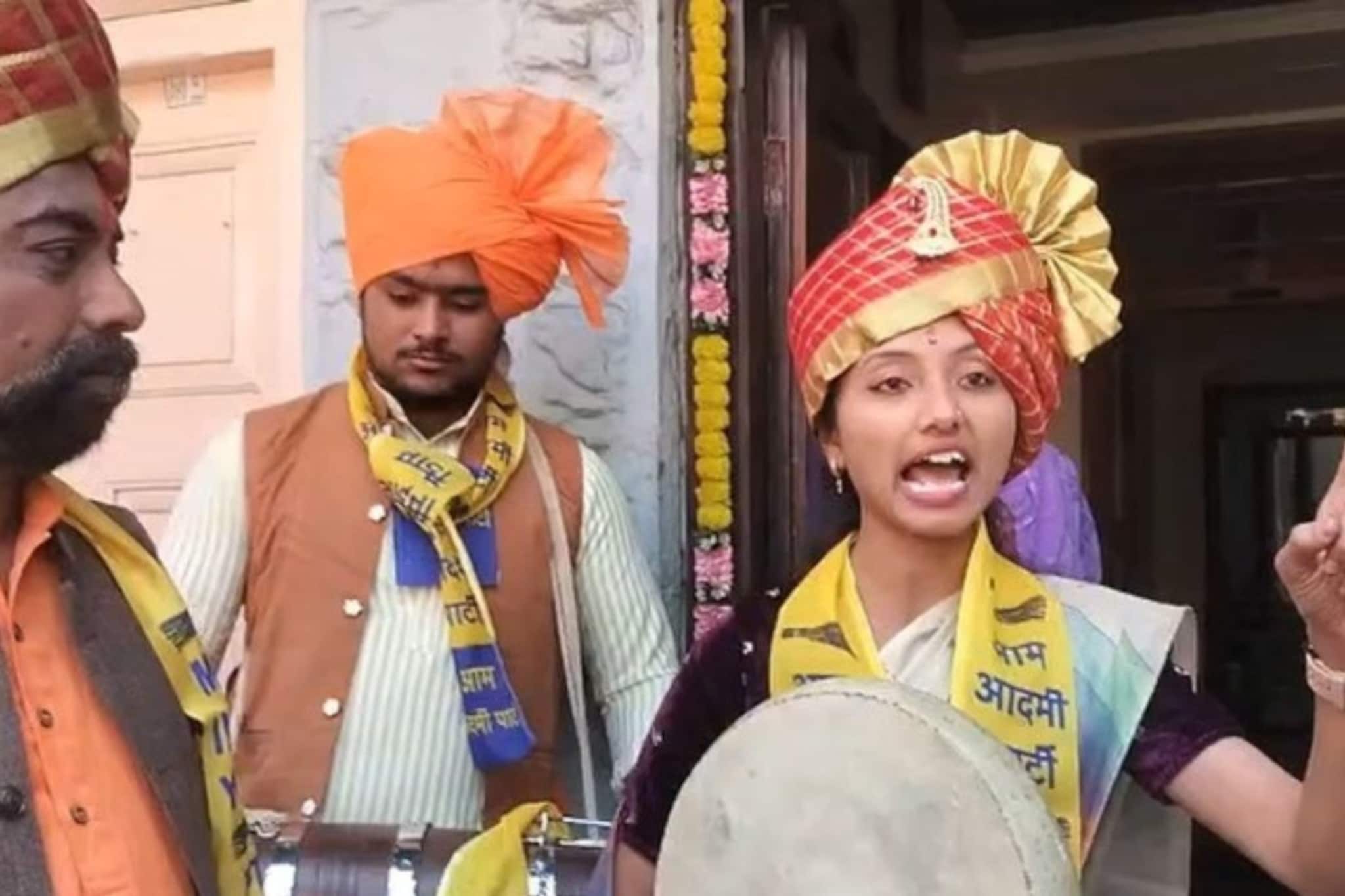 डफ–तुणतुण्याच्या गजरात निवडणूक प्रचार; बाप–लेक शाहिरी थाटात मैदानात