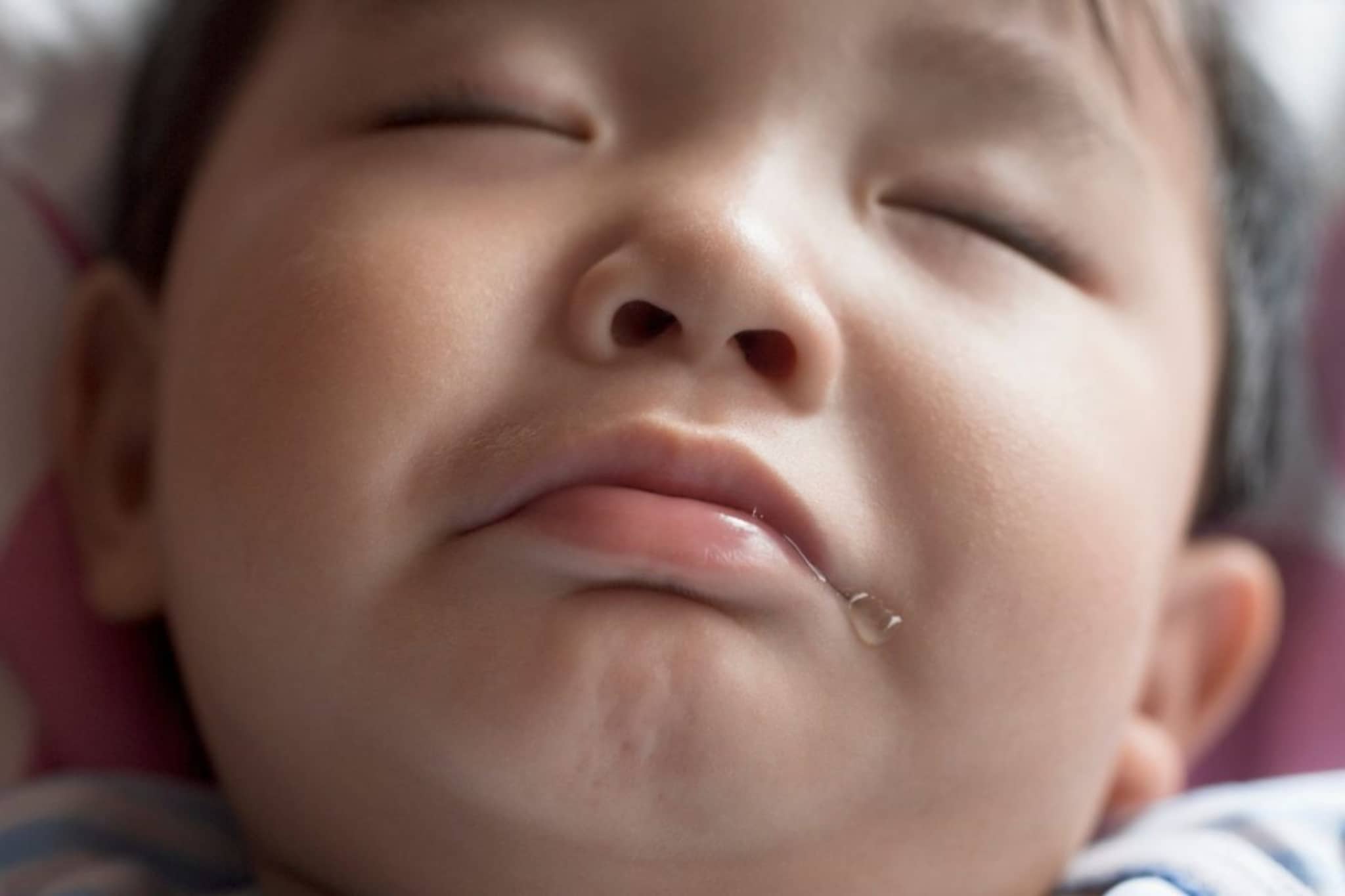 Drooling : झोपेत लाळ गळते ? जाणून घ्या लाळ गळण्याची कारणं, उपचार