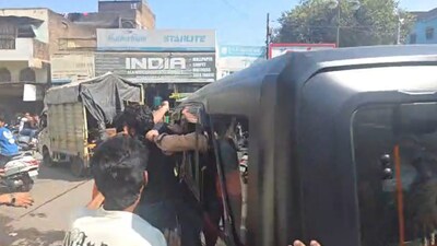 इम्तियाज जलील की गाड़ी पर हमला, छत्रपति संभाजीनगर में तनाव बढ़ा.