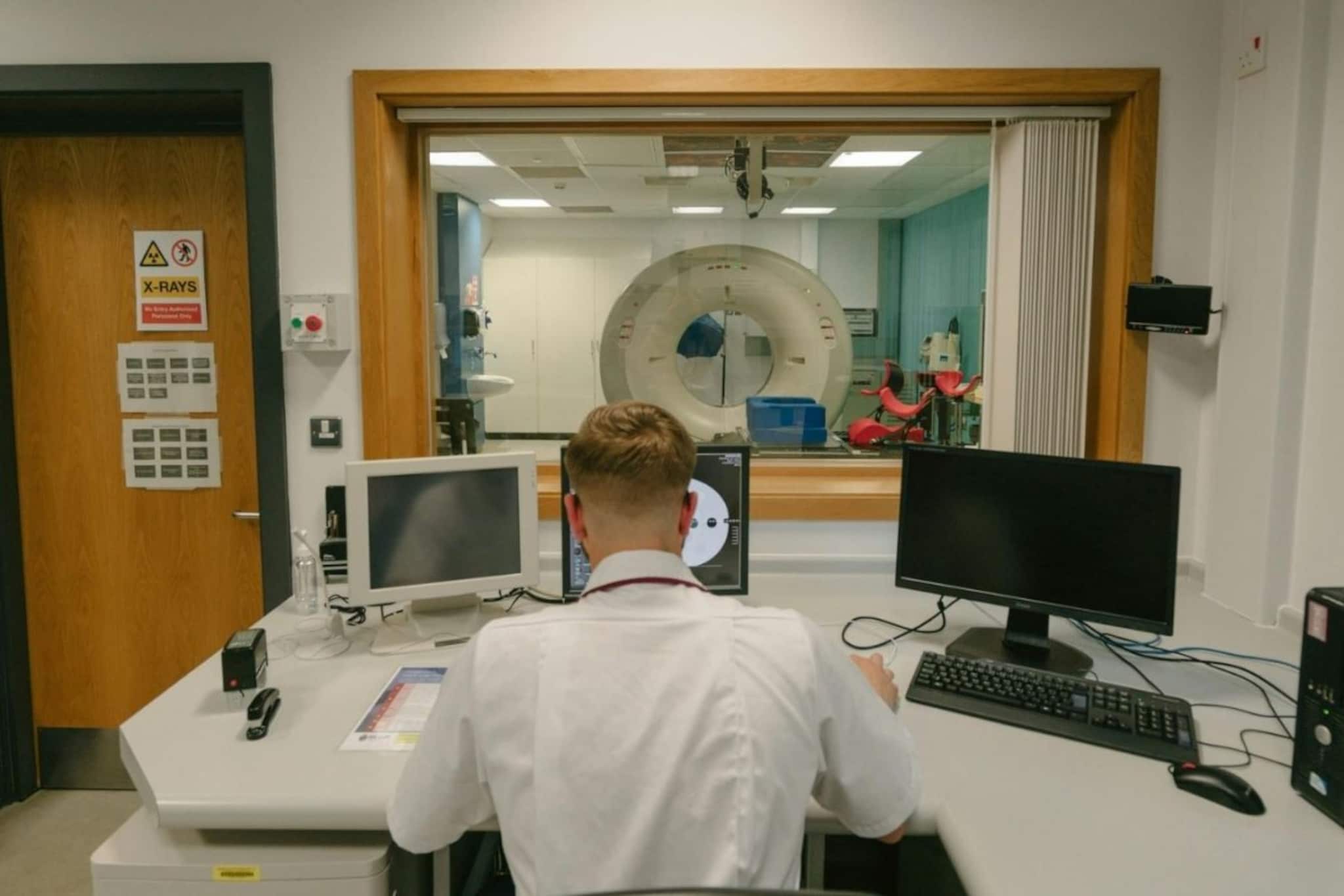 MRI मशीनमध्ये स्कॅन करताना कपलचे शारीरिक संबंध; रिपोर्ट VIRAL, उडाली खळबळ