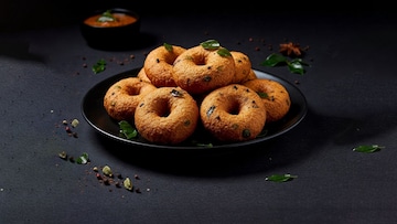 मेदूवड्याच्या मधोमध होल का असतो? साऊथ इंडियन्सनाही माहिती नसेल याचं सीक्रेट