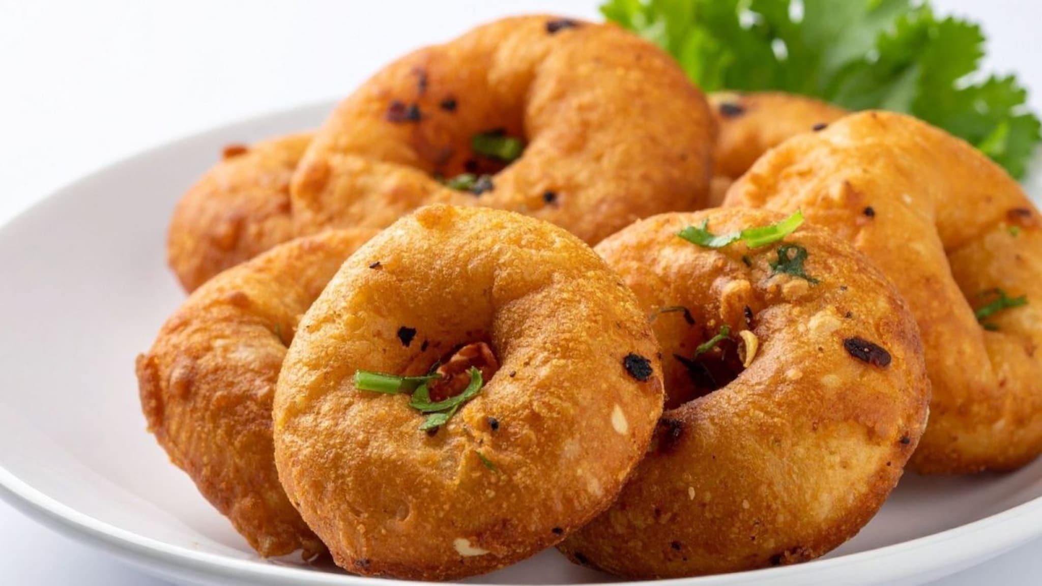 Meduvada Hole : मेदूवड्याच्या मधोमध होल का असतो? साऊथ इंडियन्सनाही माहिती नसेल या South Dishचं सीक्रेट