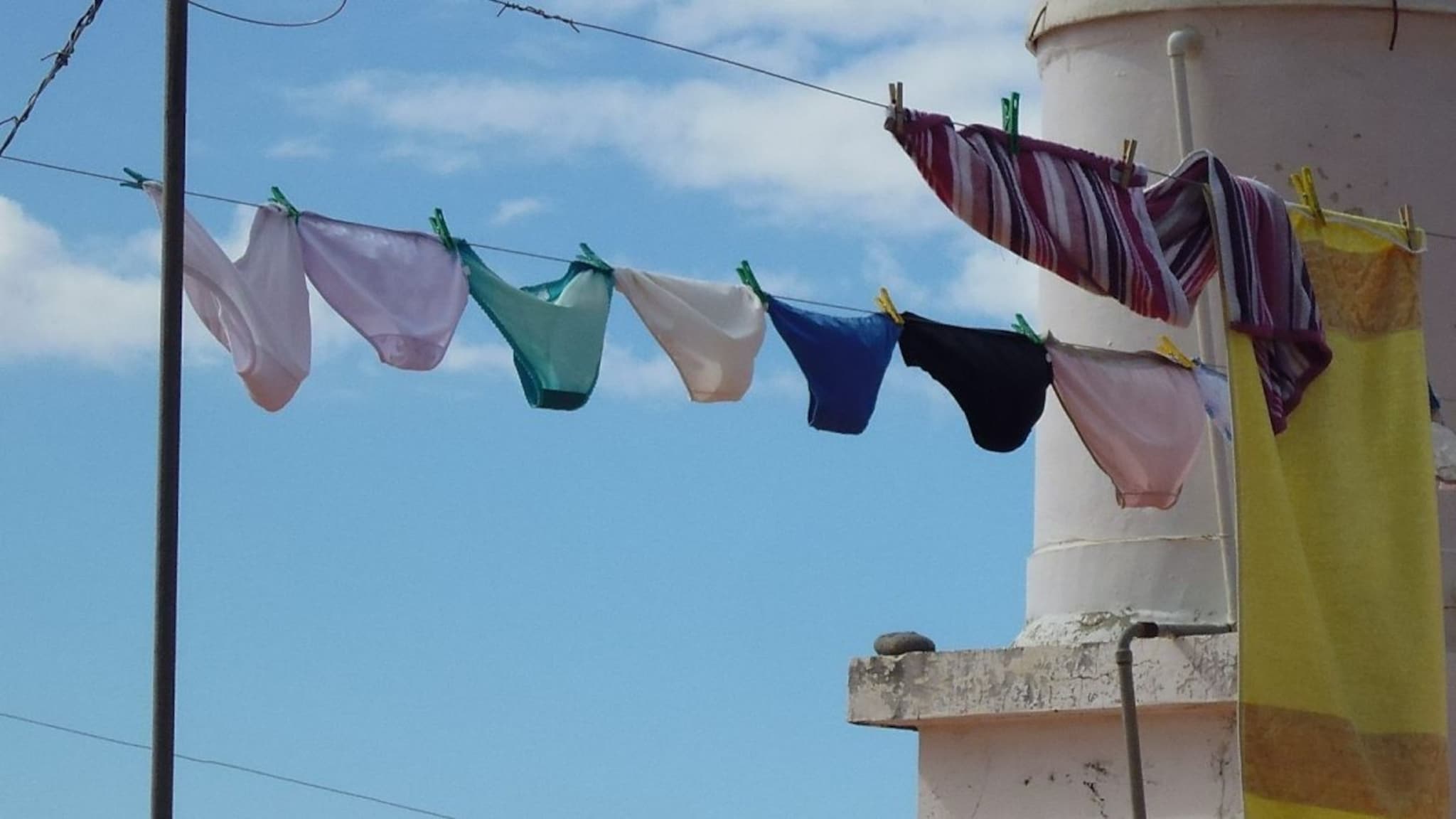 अचानक गायब होत होत्या महिलांच्या वाळत घातलेल्या अंडरवेअर; पोलीस तपासात समजलं ते शॉकिंग