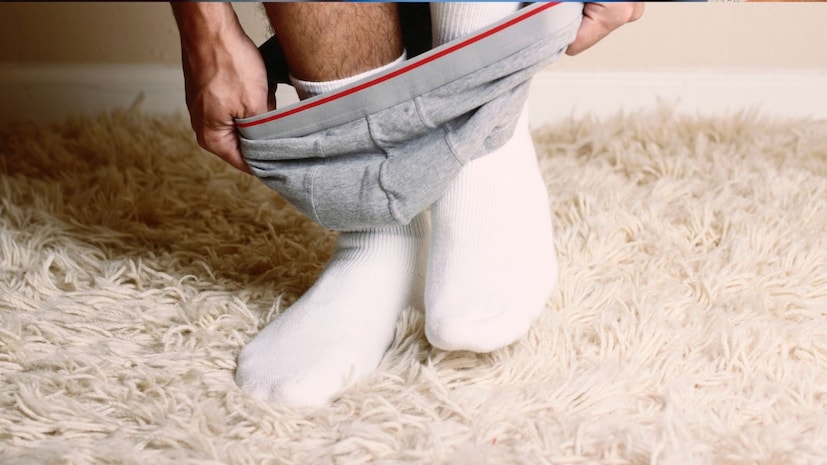 बाजारात पुरुषांसाठी वेगवेगळ्या प्रकारच्या अंडवेअर उपलब्ध आहे. आकाराचं म्हणाल तर बॉक्सर आणि ब्रिफ. काही पुरुषांना बॉक्सर तर काही पुरुषांना ब्रिफ अंडरवेअर घालायला आवडते किंवा आरामदायी वाटते. पण प्रस्न फक्त आवड किंवा आरामापुराता मर्यादित नाही. तो आरोग्य, स्वच्छता, फर्टिलिटी म्हणजे प्रजनन क्षमता आणि जीवनशैलीशी थेट संबंधित आहे. बाजारात पुरुषांसाठी वेगवेगळ्या प्रकारच्या अंडवेअर उपलब्ध आहे. आकाराचं म्हणाल तर बॉक्सर आणि ब्रिफ. काही पुरुषांना बॉक्सर तर काही पुरुषांना ब्रिफ अंडरवेअर घालायला आवडते किंवा आरामदायी वाटते. पण प्रस्न फक्त आवड किंवा आरामापुराता मर्यादित नाही. तो आरोग्य, स्वच्छता, फर्टिलिटी म्हणजे प्रजनन क्षमता आणि जीवनशैलीशी थेट संबंधित आहे.