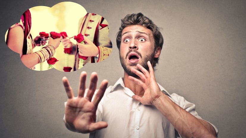 उतावळा नवरा अन् गुडघ्याला बाशिंग अशी म्हण आहे. ज्याचा संबंध कोणत्याही गोष्टीच्या घाईशी जोडला जातो. पण शब्दश: याचा अर्थ घ्यायचा तर नवऱ्याला लग्नाची घाई असा होतो. पण तुम्हाला वाचून आश्चर्य वाटले खरंतर पुरुष लग्न करायला घाबरतात. कोणताच पुरुष हे सांगत नाही किंवा सांगणार नाही पण एका रिलेशनशिप एक्सपर्ट्सने पुरुषांच्या मनातलं सांगितलं आहे. उतावळा नवरा अन् गुडघ्याला बाशिंग अशी म्हण आहे. ज्याचा संबंध कोणत्याही गोष्टीच्या घाईशी जोडला जातो. पण शब्दश: याचा अर्थ घ्यायचा तर नवऱ्याला लग्नाची घाई असा होतो. पण तुम्हाला वाचून आश्चर्य वाटले खरंतर पुरुष लग्न करायला घाबरतात. कोणताच पुरुष हे सांगत नाही किंवा सांगणार नाही पण एका रिलेशनशिप एक्सपर्ट्सने पुरुषांच्या मनातलं सांगितलं आहे.