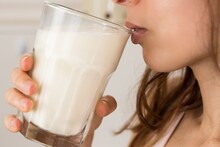 Milk : दूध पिण्याचे गंभीर दुष्परिणाम; या 6 लोकांनी तर बिलकुल पिऊ नये