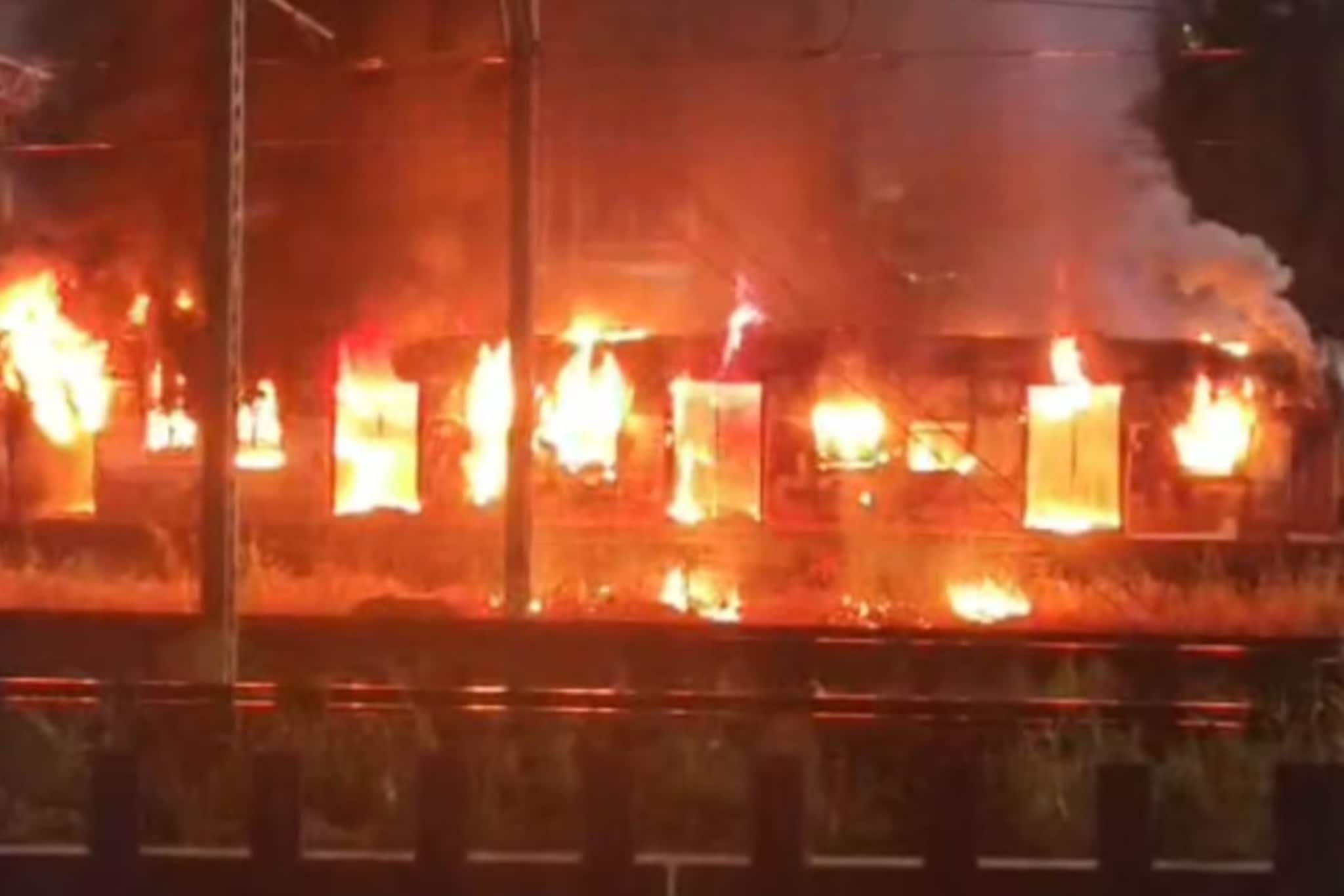 मध्य रेल्वेवर 'बर्निंग लोकल'चा थरार, आग लागल्याचा पहिला PHOTO समोर