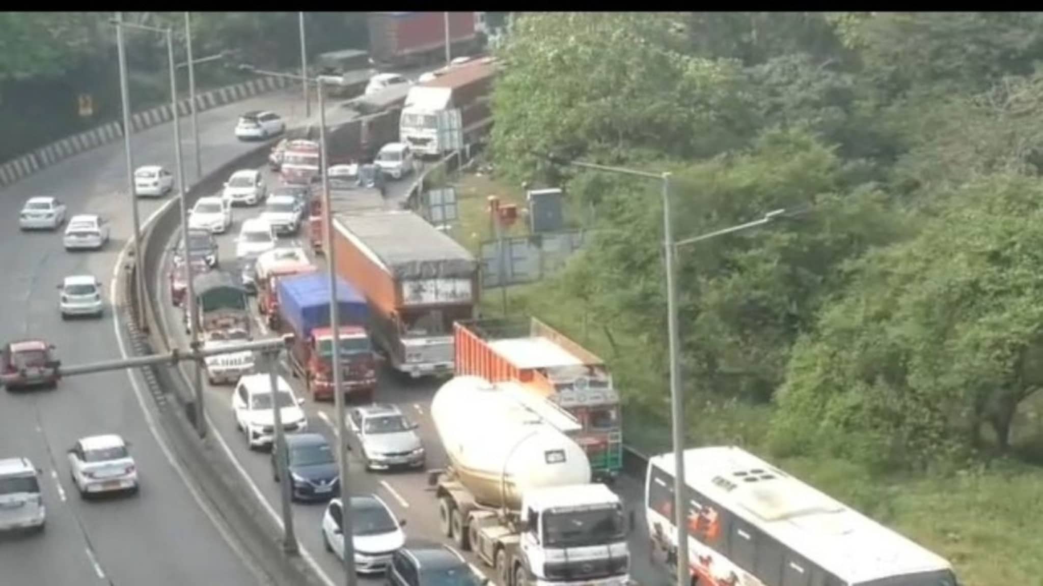 वीकेंडला ट्रॅफिकचा कहर! मुंबई पुणे एक्स्प्रेस वे वर वाहनांच्या 7 किमी लांब रांगा, वाहतूक ठप्प; PHOTO