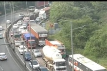 वीकेंडला ट्रॅफिकचा कहर! मुंबई पुणे एक्स्प्रेस वे वर वाहनांच्या 7 किमी लांब रांगा, वाहतूक ठप्प; PHOTO