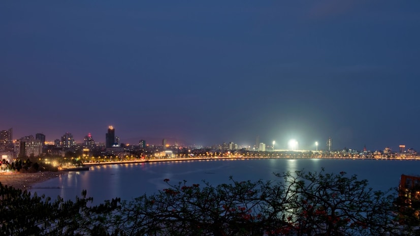 1 जानेवारी, नवीन वर्षाचा पहिला दिवस, सगळ्यांनी नववर्षाचं उत्साहात स्वागत केलं. अगदी मुंबईतही पार्टी करून न्यू इअर सेलिब्रेशन होतं आहे. पण मुंबईच्या इतिहासात मात्र हा एक काळा दिवस आहे. बरोबर 48 वर्षांपूर्वी याच दिवशी एक अशी घटना घडली होती, जी कधीच विसरता येणार नाही. तब्बल 213 लोकांनी आपला जीव गमावला होता. 1 जानेवारी, नवीन वर्षाचा पहिला दिवस, सगळ्यांनी नववर्षाचं उत्साहात स्वागत केलं. अगदी मुंबईतही पार्टी करून न्यू इअर सेलिब्रेशन होतं आहे. पण मुंबईच्या इतिहासात मात्र हा एक काळा दिवस आहे. बरोबर 48 वर्षांपूर्वी याच दिवशी एक अशी घटना घडली होती, जी कधीच विसरता येणार नाही. तब्बल 213 लोकांनी आपला जीव गमावला होता.