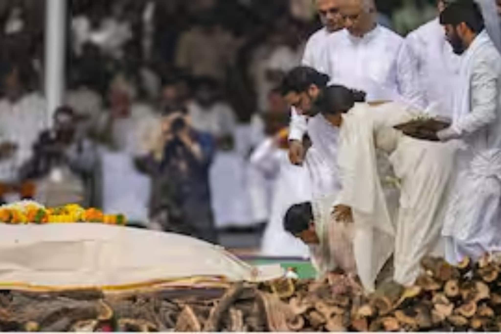 राष्ट्रवादीच्या भवितव्यासाठी दिलीप वळसे पाटील मुंबईकडे रवाना,  हालचालींना वेग