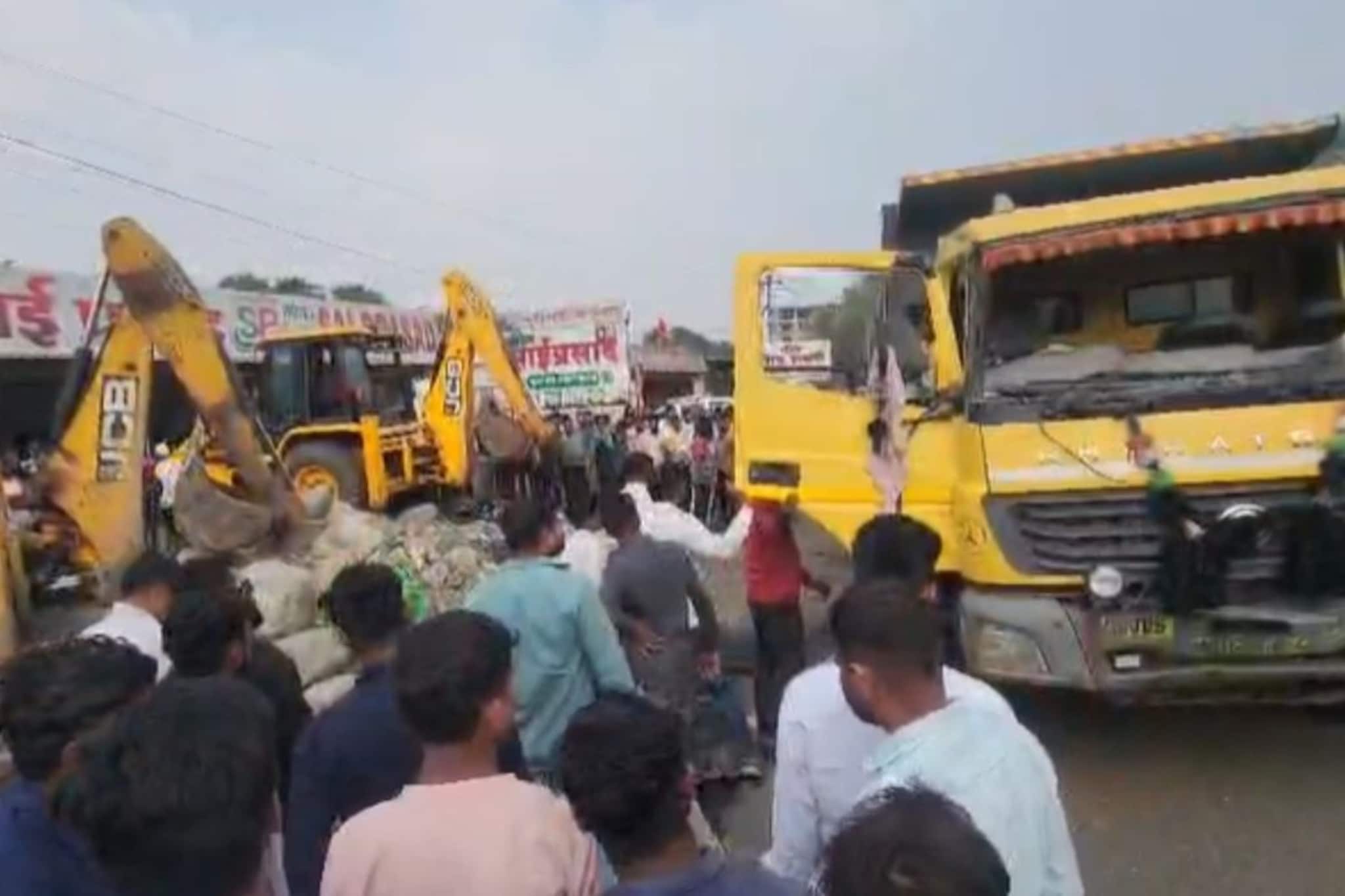 त्र्यंबकेश्वरचं दर्शन घेऊन परतताना अपघात, दगडांनी भरलेला टिपर उलटला, दोघे गेले त्र्यंबकेश्वरचं दर्शन घेऊन परतताना अपघात, दगडांनी भरलेला टिपर उलटला, दोघे गेले