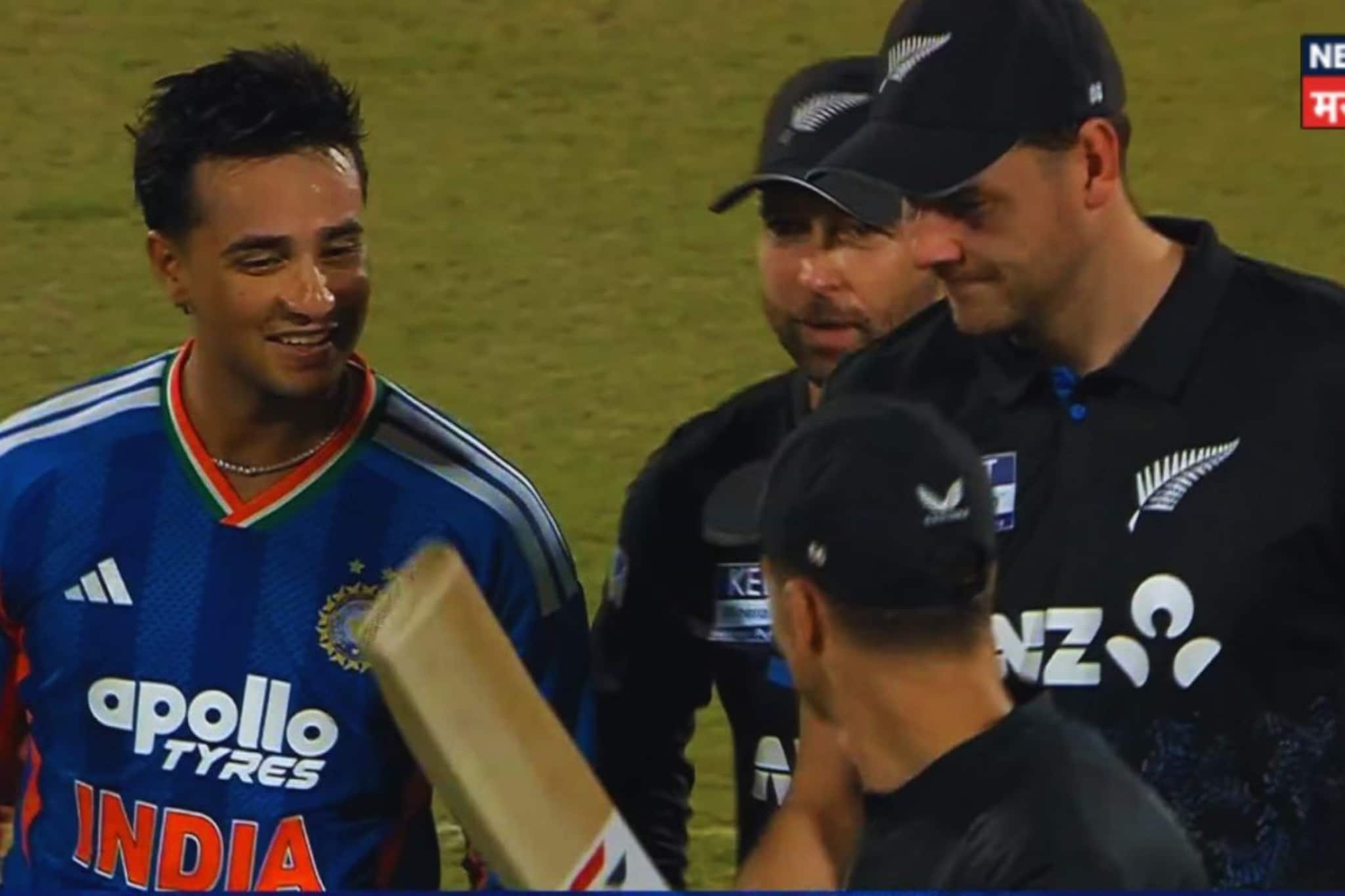न्यूझीलंडच्या प्लेयर्सने चेक केली अभिषेक शर्माची बॅट, पाहा Video