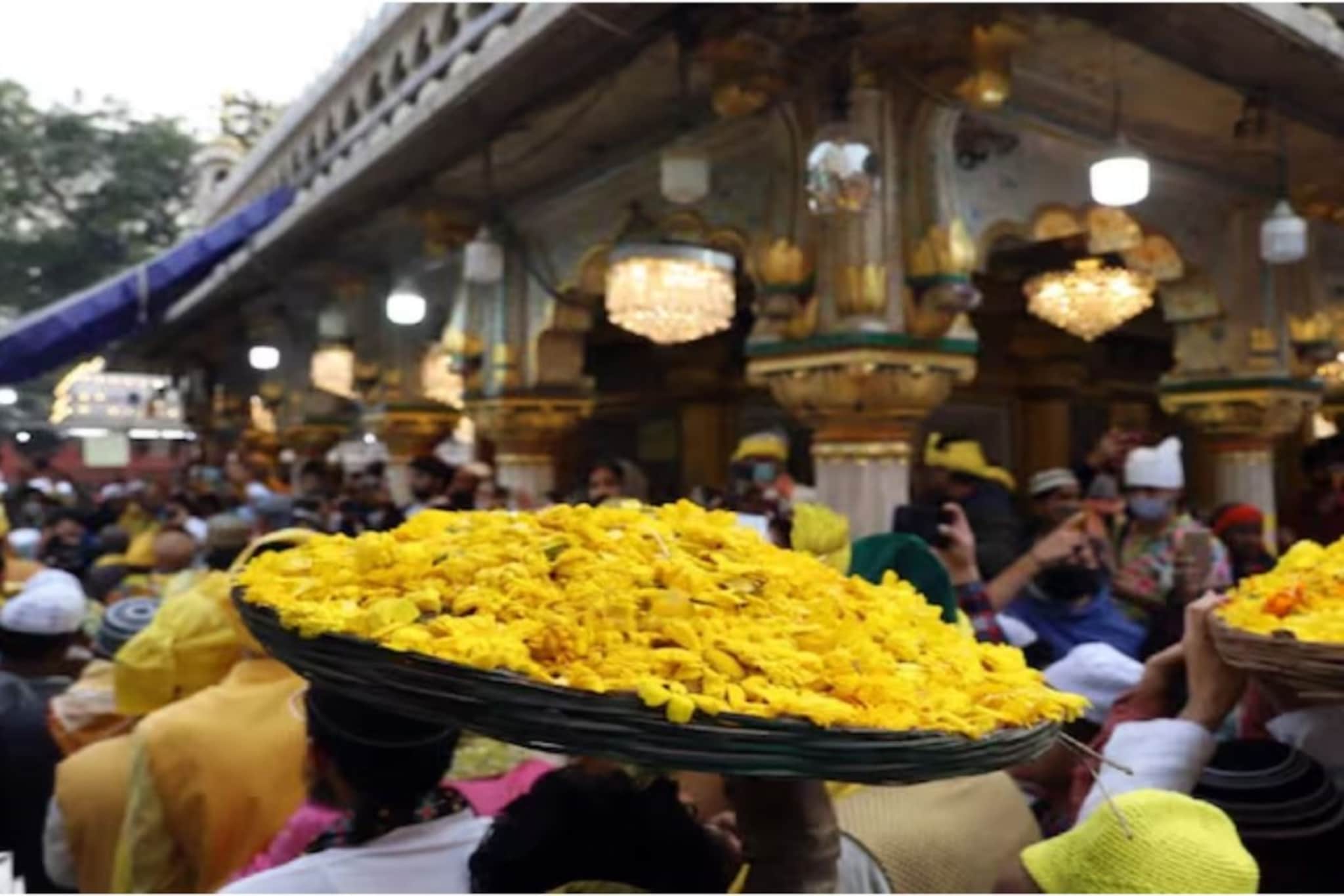 पिवळी फुलं, सुफी कव्वाली अन् डोळ्यांत आनंदाश्रू; दर्ग्यात साजरी होते वसंत पंचमी