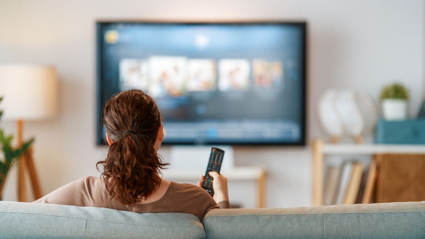 फेब्रुवारीचा तिसरा आठवडा सुरू झाला आहे आणि अनेक वेब सीरिज आणि फिल्म Netflix, Jio Hotstar, Zee5 या ओटीटीवर रिलीज होत आहेत. 16 फेब्रुवारी ते 22 फेब्रुवारी पर्यंत <a href = 'https://news18marathi.com/tag/ott/'>ओटीटी </a>प्लॅटफॉर्मवर बॉलिवूडपासून ते साऊथ आणि हॉलिवूड फिल्मपर्यंत रोमान्स, अॅक्शन, थ्रिलर, हॉरर असा मनोरंजनाचा पूर्ण डोस मिळेल. फेब्रुवारीचा तिसरा आठवडा सुरू झाला आहे आणि अनेक वेब सीरिज आणि फिल्म Netflix, Jio Hotstar, Zee5 या ओटीटीवर रिलीज होत आहेत. 16 फेब्रुवारी ते 22 फेब्रुवारी पर्यंत <a href = 'https://news18marathi.com/tag/ott/'>ओटीटी </a>प्लॅटफॉर्मवर बॉलिवूडपासून ते साऊथ आणि हॉलिवूड फिल्मपर्यंत रोमान्स, अॅक्शन, थ्रिलर, हॉरर असा मनोरंजनाचा पूर्ण डोस मिळेल.