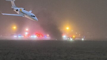 एकीकडे समुद्रात जहाज बुडालं, दुसरीकडे आकाशातून विमान कोसळलं; 19 कोटी लोक अडचणीत