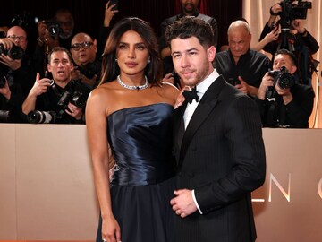 रेड कार्पेटवर प्रियांका चोप्राने फ्लॉन्ट केली Blue Diamond Ring, PHOTOS