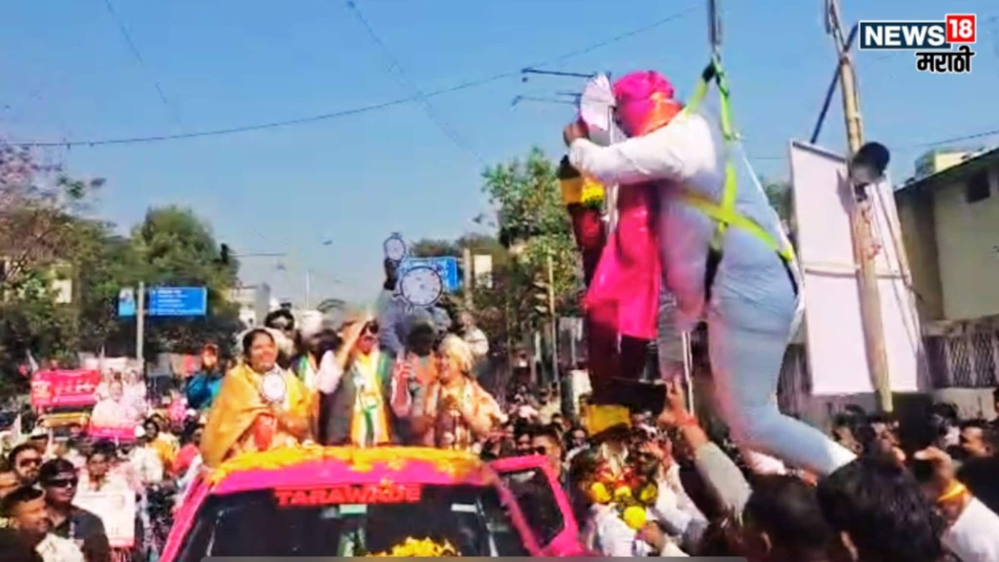 पठ्ठ्यानं लढवली अनोखी शक्कल, थेट क्रेनला लटकला, दादांनी ठोकला सॅल्युट! पाहा