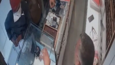 पुणे में दिनदहाड़े ज्वैलरी शॉप में कोयता गैंग का हमला, 6 गिरफ्तार, हडपसर में दहशत.