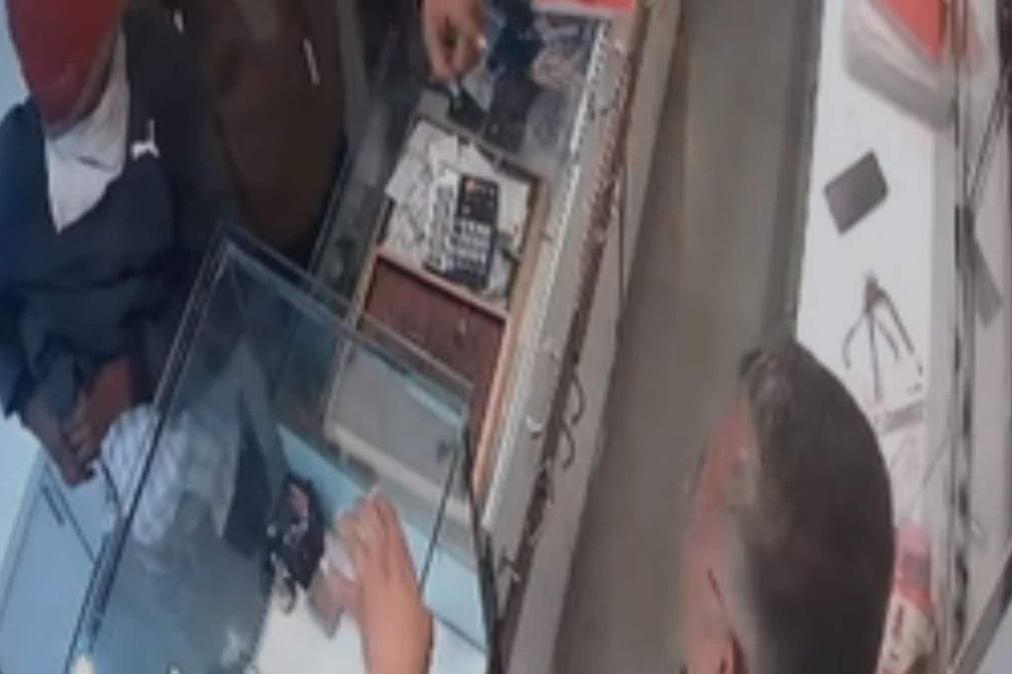 पुण्यात तीन अल्पवयीन मुलांसह सहा जणांचा सराफाच्या दुकानात दरोडा