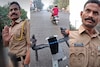 कितने की है...? रायडरच्या सायकलची किंमत ऐकून पोलिस अधिकारीही झाला थक्क