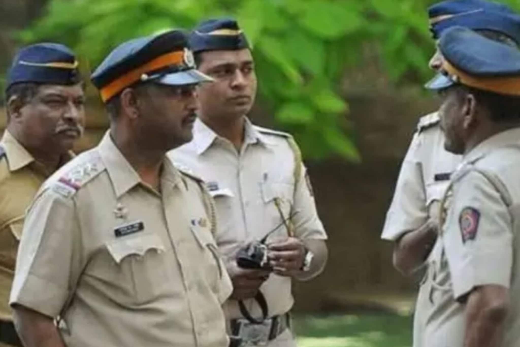 वर्दीतला माफिया! पोलीसच निघाला ड्रग्ज डीलर, हवालदाराच्या कारनाम्याचं बिंग फुटलं वर्दीतला माफिया! पोलीसच निघाला ड्रग्ज डीलर, हवालदाराच्या कारनाम्याचं बिंग फुटलं