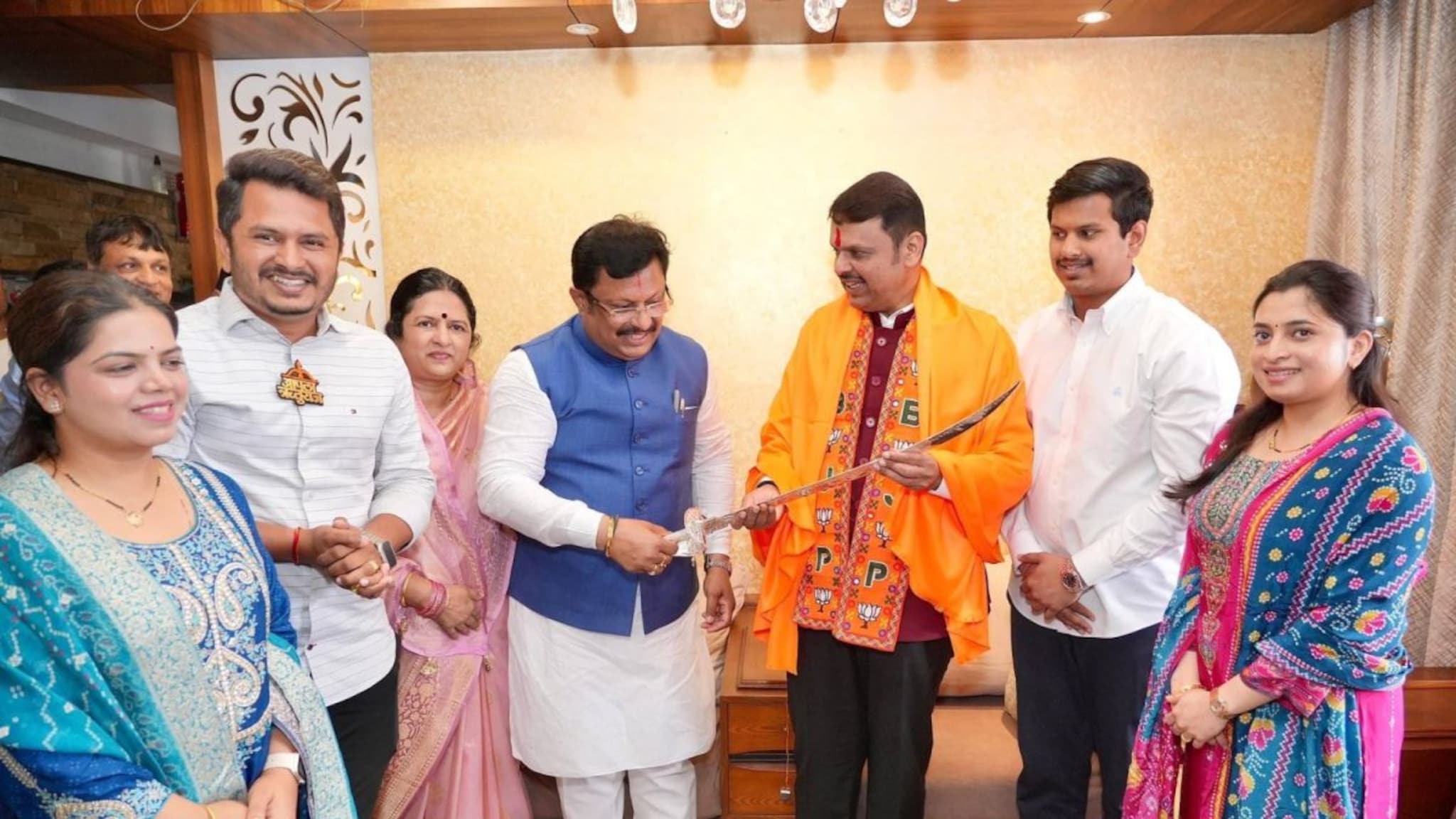 शिंदेंच्या आमदाराच्या घरी मुख्यमंत्री फडणवीसांची भेट, चांदीची तलवार देऊन सत्कार