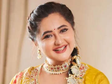 रश्मी देसाई आजही योग्य जोडीदाराच्या शोधात, म्हणाली,"आता माझ्यासाठी माणूस..." रश्मी देसाई आजही योग्य जोडीदाराच्या शोधात, म्हणाली,"आता माझ्यासाठी माणूस..."