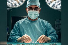 चीनमध्ये बसल्या बसल्या डॉक्टरने मुंबईतल्या रुग्णाची केली सर्जरी, भारतात पहिल्यांदाच झाली अशी सर्जरी