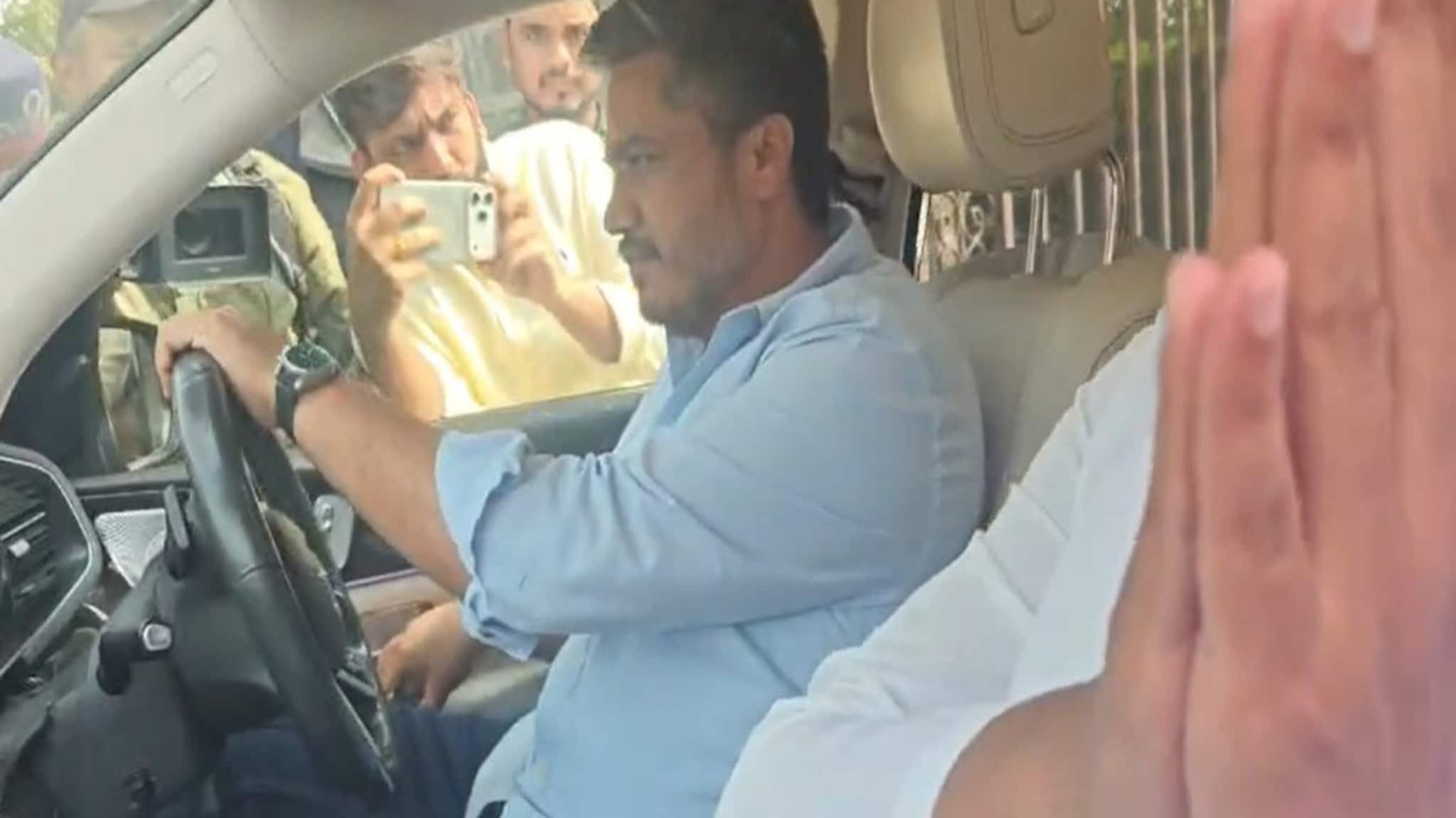 शरद पवारांची नाराजी, पण रोहित पवार शपथविधीला जाणार की नाही? मान डोलावून उत्तर